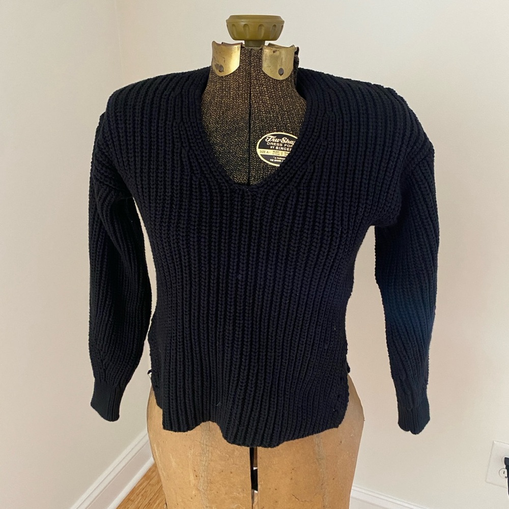 Everlane Women’s V-Neck Black Sweater